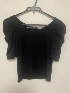 黒 オフショルダー パフスリーブ トップス