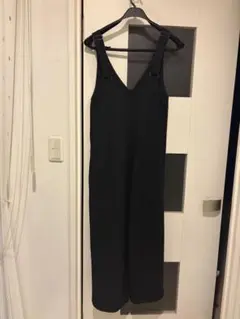 黒いVネックサロペット