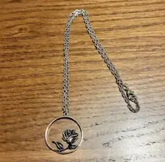 バラモチーフ ネックレス シルバー調