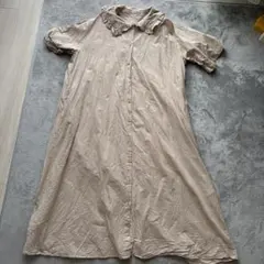 SM2 フリル付き襟のベージュワンピース