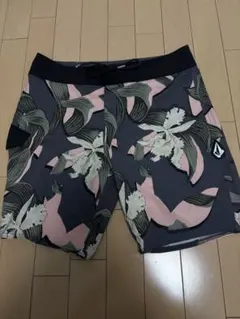 VOLCOM MOD-TECH フラワー柄 ショートパンツ 30のサムネイル