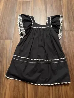 黒いフリル付き半袖ワンピース