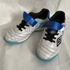 umbro フットサルシューズ シルバー/ブルー