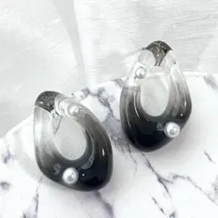 【チタン】透明感グラデーションレジン×パール フープピアス / グレー
