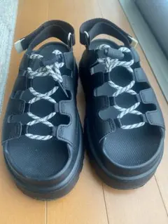 UGG W GOLDENGLOW TOGGLE 厚底サンダル　24 ブラックのサムネイル