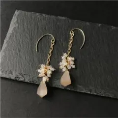 揺れるムーンストーンのロングピアス