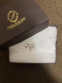 AVALANCHE ペンダントトップ　バタフライ　蝶　ネックレス　シルバー