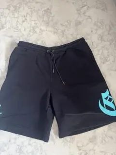 黒のショートパンツ 青色ロゴ付き