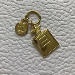 CHANEL 香水ボトルモチーフ チャーム ゴールド - メルカリ