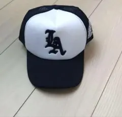 LAロゴ刺繍ネイビー　トラッカーキャップ
