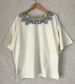 ★soulberry 半袖Tシャツ　花刺繍　オフホワイト　Lサイズのサムネイル