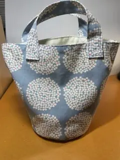 ⌘ ハンドメイド 底丸バッグ　⌘ 白い小花柄　ブルー