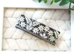 フラワー　インド刺繍リボンバレッタ（ブラック×ホワイト）