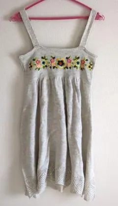 グレー 刺繍入り ニットワンピース