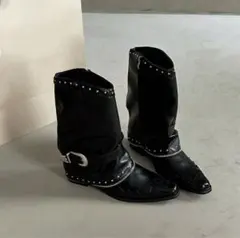 スタッズ付きブラックレザーのウエスタンブーツ