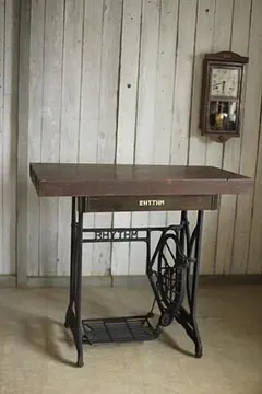 1091 ビンテージ　古い鉄脚のバタフライテーブル　当時物　レトロポップ　デスク 1091 ビンテージ 古い鉄脚のバタフライテーブル 当時物 レトロ