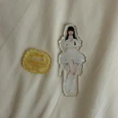 アクリルスタンド 白いドレス