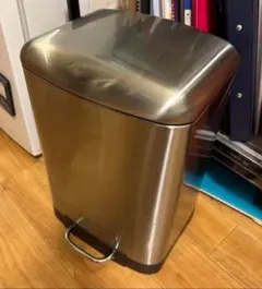 美品12ℓ ステンレス　コンパクトペダル式ゴミ箱 指穴付インナーボックス付