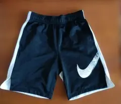 Nike スウッシュロゴ ショートパンツ 黒/白