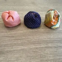 お手玉 3個 和柄 ハンドメイド 知育玩具 つばき - メルカリ