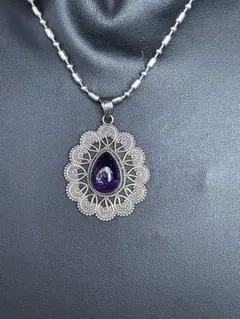 紫色の涙型石のレース模様ネックレス