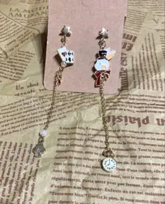 ウサギとトランプモチーフのピアス