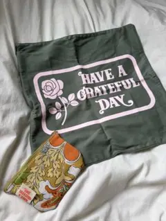 「HAVE A GRATEFUL DAY」のクッションカバー&ポーチ