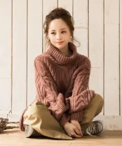 ケーブル編みタートルニット