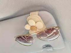 花モチーフ サングラスホルダー クリーム色