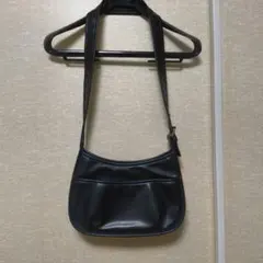 シンプルな合成皮革ショルダーバッグ