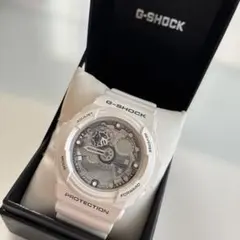 美品　G-SHOCK 腕時計　GA-300 ホワイトのサムネイル