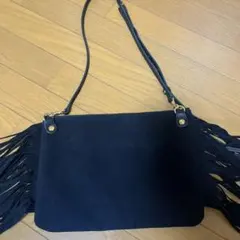 フリンジ付き　牛革ブラックショルダーバッグ