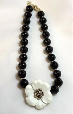黒　白　お花モチーフネックレス