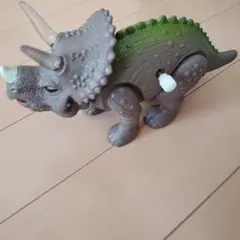 トリケラトプス 動くおもちゃ 約15cm
