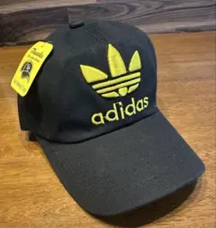 adidas 黒/黄色 （ゴールド系）ロゴ刺繍キャップ