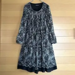 VINI KAWEN 花柄長袖ワンピース シアー生地 チャーム付き シワ加工