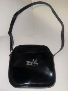 x-girl ブラック エナメルショルダーバッグ