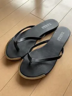 NUOVO ブラック フラットサンダル ゴールドライン