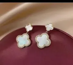 四葉クローバー　フラワーピアス 揺れる 上品　ゴールドトーンピアス