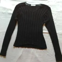 黒いリブ編みVネック長袖ニット