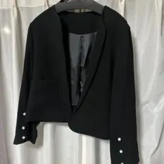 ヤマダヤ　resil ブラック ノーカラージャケット 3連パールボタン付き