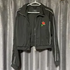 Bershka／ロゴ入り 黒 袖ライン ショートブルゾン リメイク　バラ