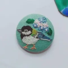くるみボタン刺繍ヘアゴムorブローチ カモの親子のお散歩 鳥刺繍 かも