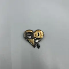 241ヴィンテージ　ハート型ブローチ 鍵穴デザイン