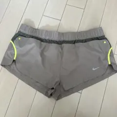 Nike Dri-FIT ベージュ、カーキ　ショートパンツ Lサイズ　レディース