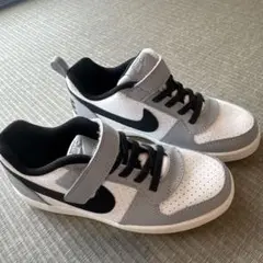 連休セール　Nike スニーカー グレー/ホワイト/ブラック