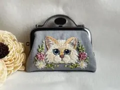 手刺繍猫の押しがま口　クリーム