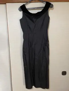 オフショルダー ブラック ドレス