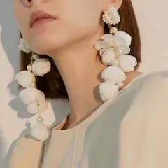 ピアス　ロングピアス　花　パール　大ぶり　ホワイト　ゴージャス　結婚式　パーティ