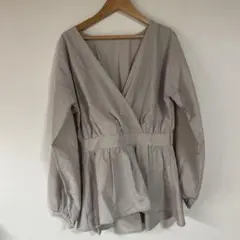 GRLベージュ Vネック シャツ